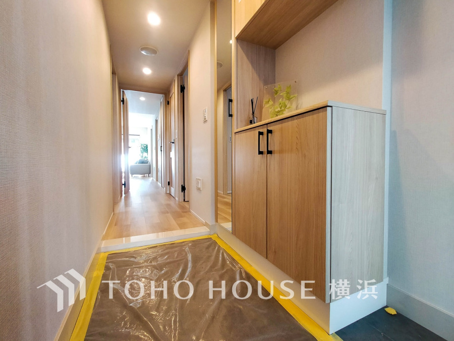 上質感漂う玄関と廊下。居住者の帰り、訪れる方を優しく迎える・安らぎに満ちた生活空間を予感させる。健やかな暮らしを楽しめることでしょう。