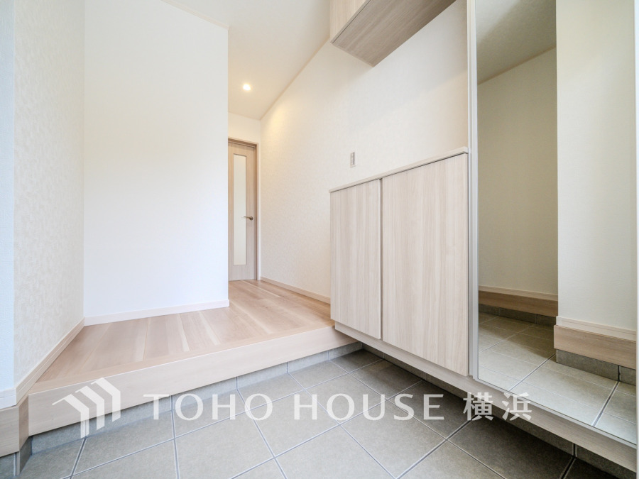 清潔感溢れる玄関がお出迎えする本邸宅の物語は、ここから始まる日常を期待させます。この場所には「希望」と「優越」で包み込んでくれる「特別」な空間があります。