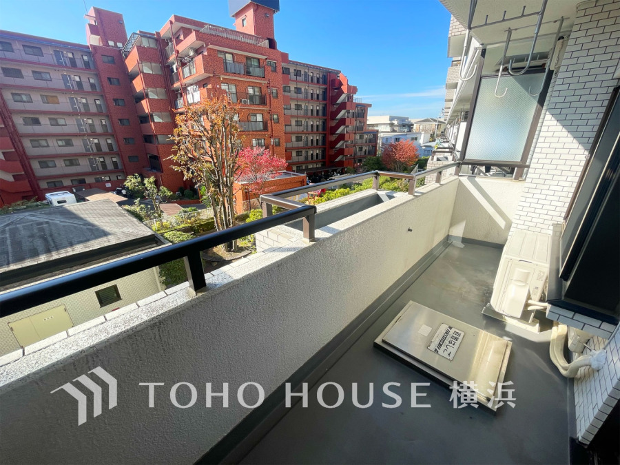 たっぷりの陽光が差し込む南西向きのバルコニー。周辺には陽射しを遮る高い建物がなく、太陽の恵みを存分に享受できます。爽やかな風と暖かな陽射しが紡ぐハーモニーが日々の暮らしのBGMに。