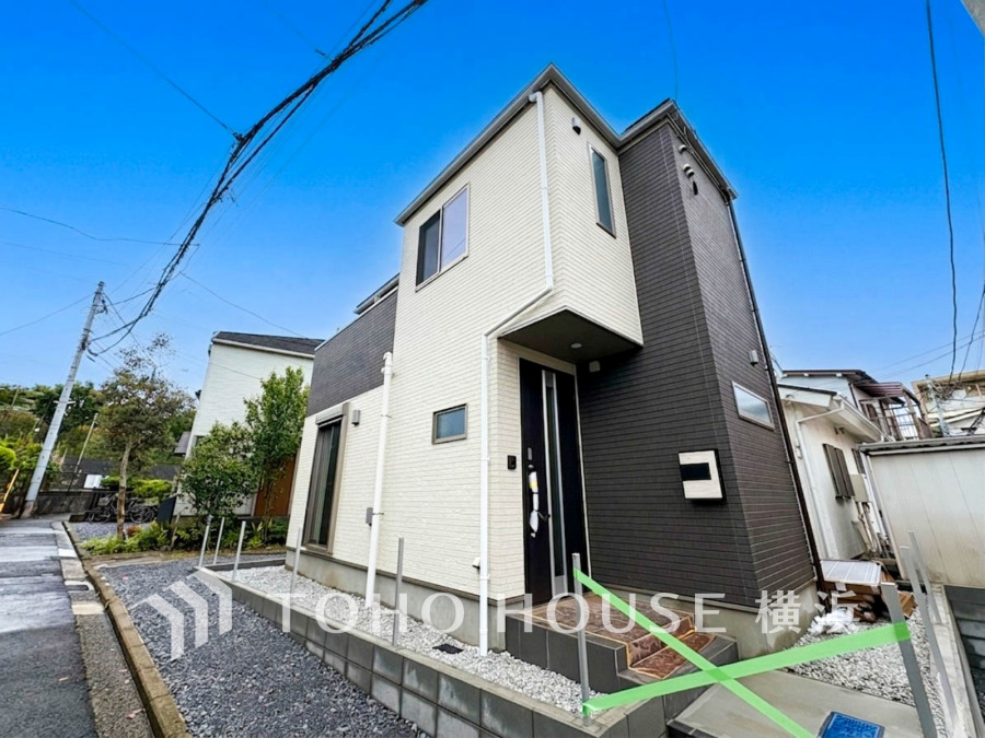 スタイリッシュなツートンカラーの新築一戸建て。閑静な住宅街に位置し、快適な暮らしを実現します。