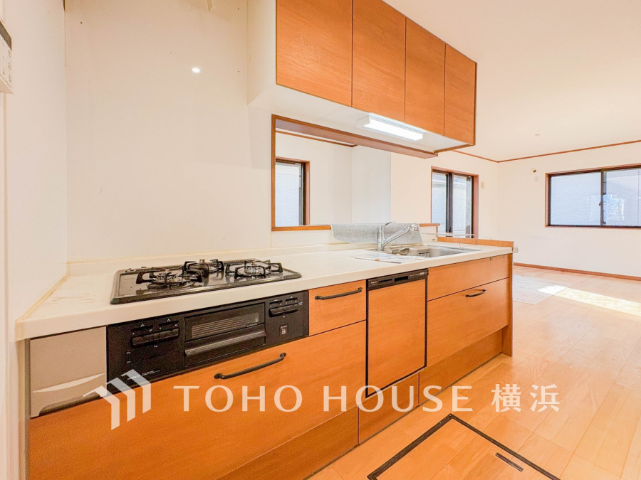 家事動線やリビングとのつながりに配慮し、食事の準備や片付けなどの家事を楽しくするキッチンスペースに仕上げました。毎日使う場所だから気持よく使えて、居心地の良い空間に。