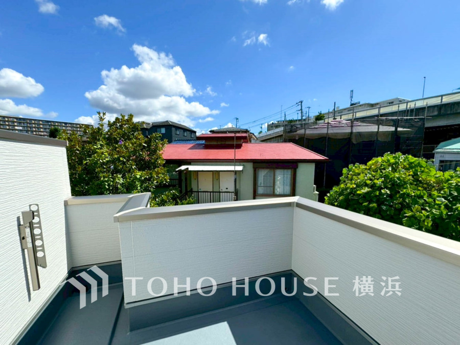 この開放感ある眺望と共に閑静な住宅街の季節感を演出する四季折々の変化を楽しめる心地よい場所となることでしょう。
