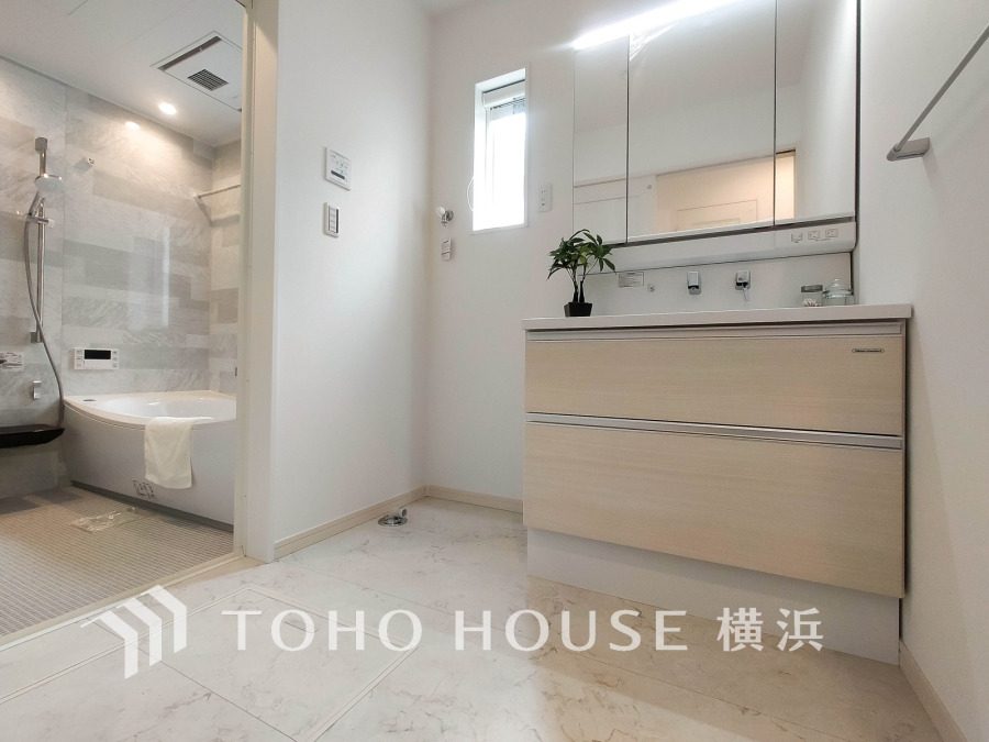 十分な大きさの洗面台は収納もさる事ながら、身だしなみチェックや歯磨きなど、朝の慌ただしい時間でもホテルライクなスペースで余裕とゆとりを感じて頂けます。