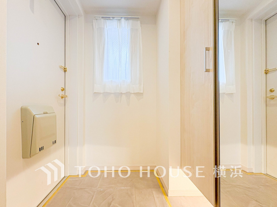 玄関には、お出かけ前の身だしなみチェックに便利な大型のミラーのついたシューズボックスを設置。
