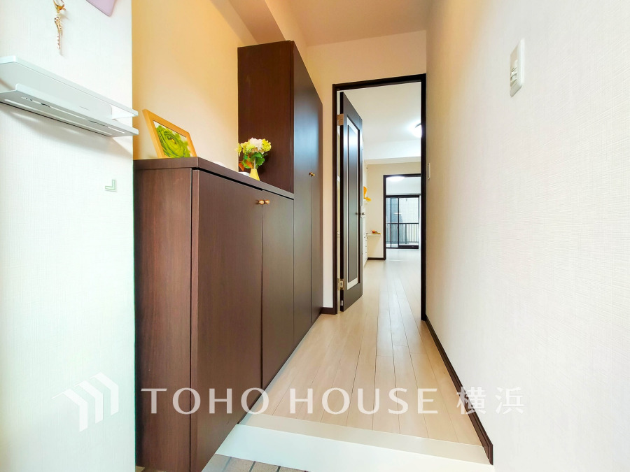 豊かなプライベートタイムへ誘うモダンテイストな玄関。デザインや素材が美しい調和を奏でている空間です。お客様をお迎えする玄関は落ち着いた雰囲気です。