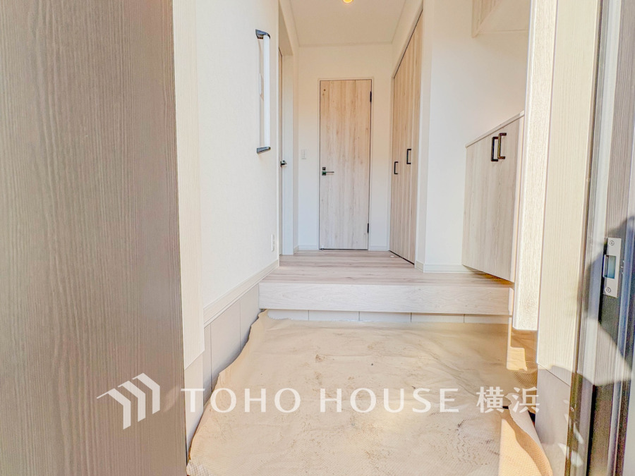 お客様をお迎えする玄関は落ち着いた雰囲気。帰り着くたびに洗練されたテイストの空間に迎えられ誇りと喜びを感じる玄関まわりです。