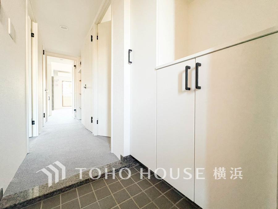 清潔感あふれる白を基調とした玄関。収納力のあるシューズボックスでスッキリとした空間を実現しています。