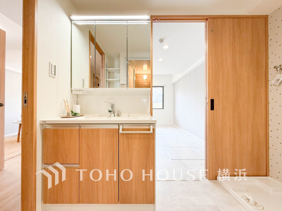 清潔感のあるプライベート空間は、身だしなみチェックや肌のお手入れに最適です。収納もあり、スッキリと見映えの良い空間に拵えました。時間に余裕とゆとりを持たせます。