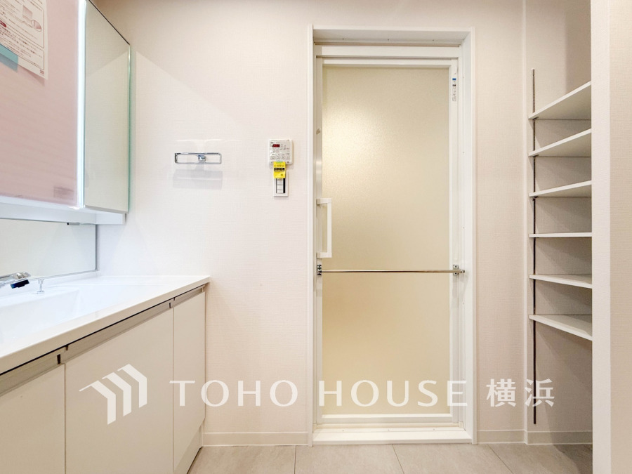 洗面室は収納棚が充実し、使い勝手の良い機能的な設計です。