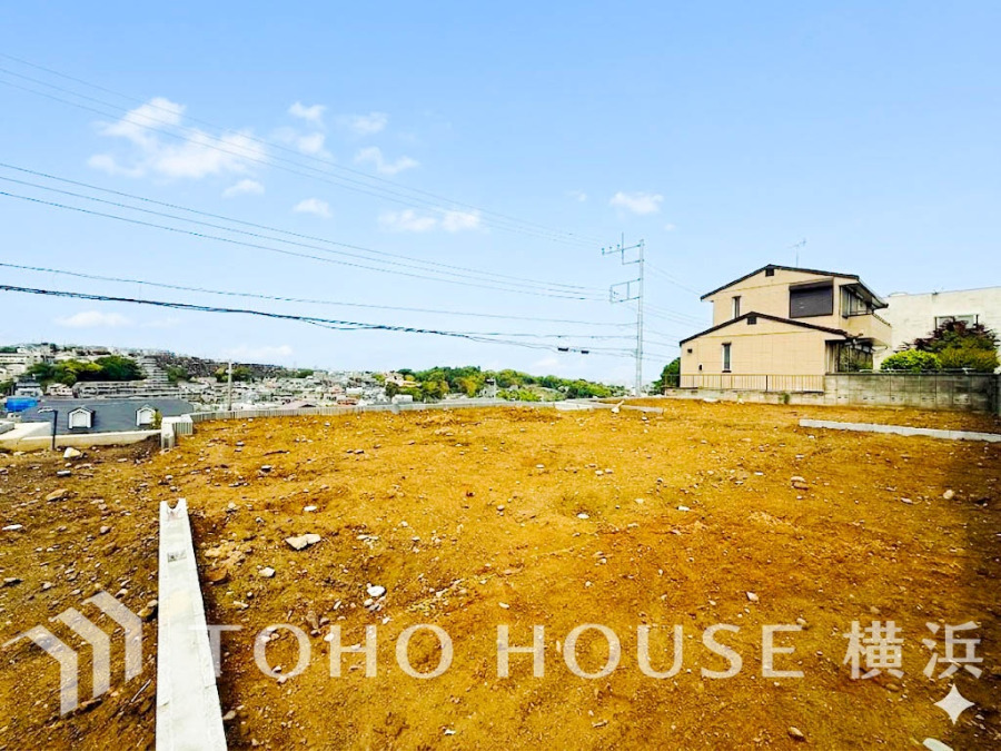 【2026年4月撮影】爽やかな青空の下に贅沢なほどに降り注ぐ陽光、豊かな居住性と、クオリティが見事に調和した住空間は、住まうことの喜びを感じさせてくれることでしょう。