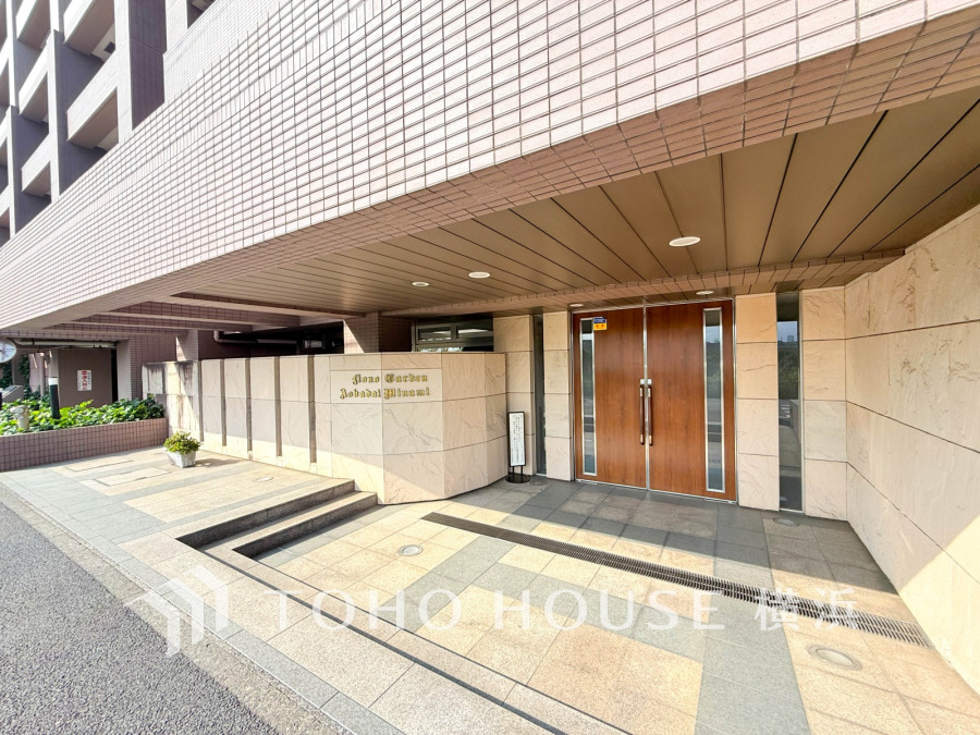 上質感漂うエントランス。めまぐるしく過ぎ行く日々の中でゆったりとした休息と癒しを提供してくれる居住者のプライベート空間があります。