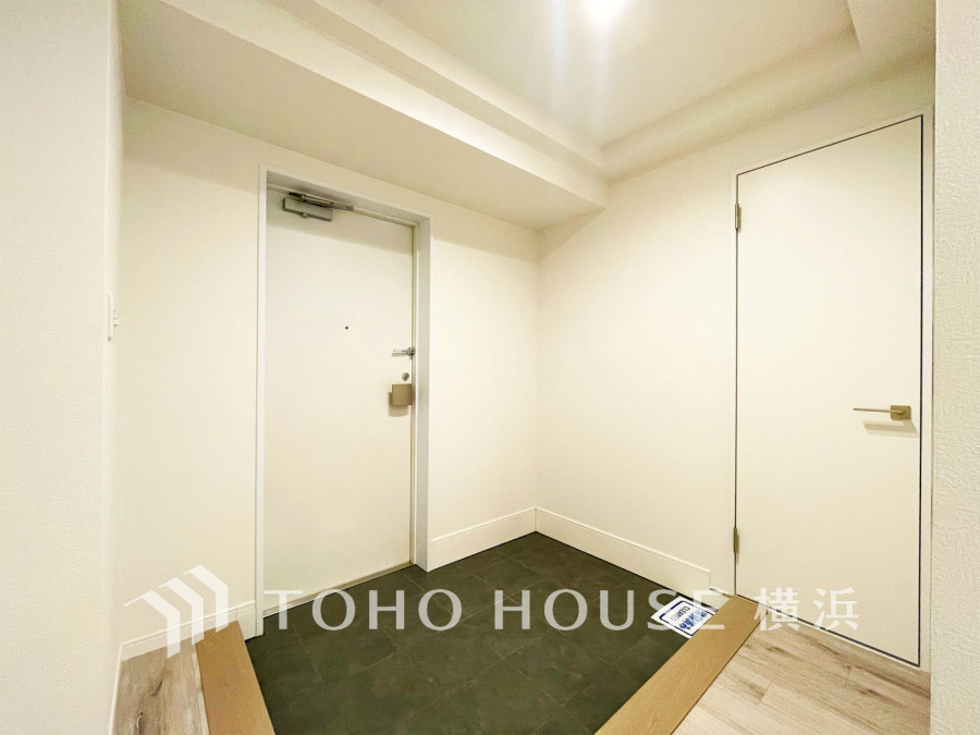 収納力の豊富なシューズクローゼットを設置した玄関。ゆとりある空間は上質な生活空間を予感させます。
