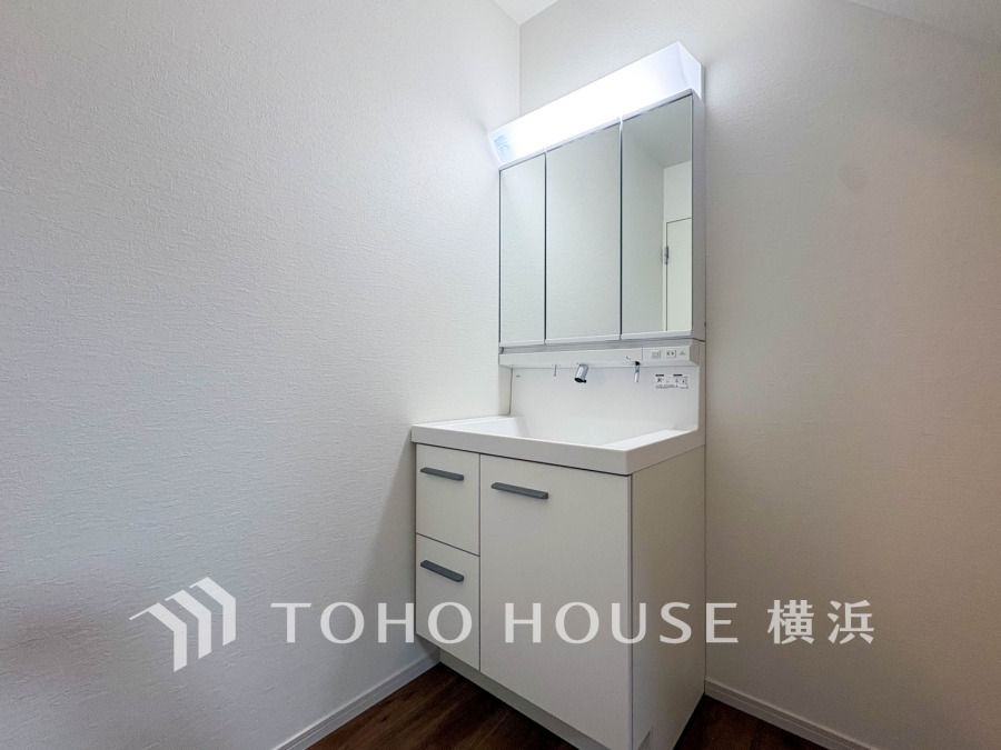 清潔感あふれる白を基調とした洗面台。収納力もあり、毎日の身支度が快適に行えます。