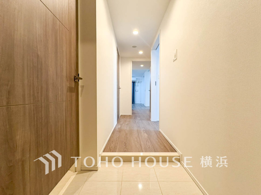 お客様をお迎えする玄関は落ち着いた雰囲気。帰り着くたびに洗練されたテイストの空間に迎えられ誇りと喜びを感じる玄関まわりです。