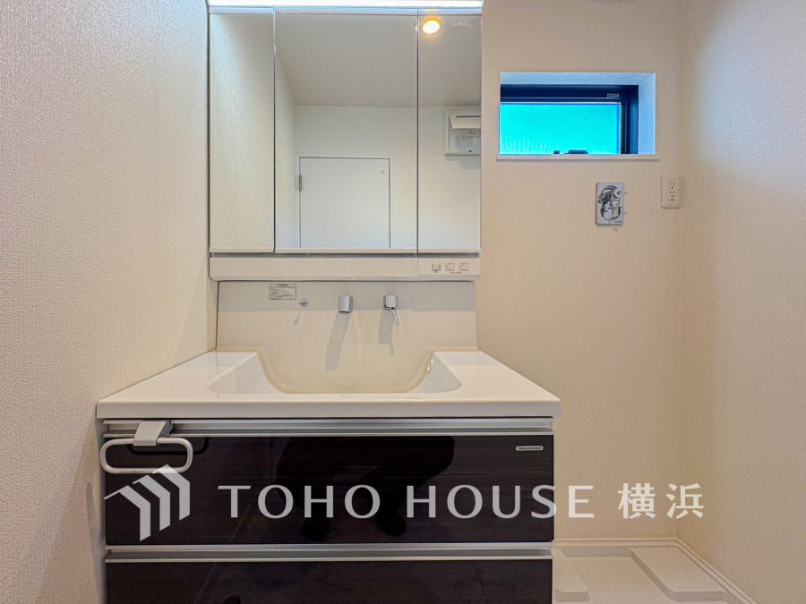 清潔感のあるプライベート空間は、身だしなみチェックや肌のお手入れに最適です。収納もあり、スッキリと見映えの良い空間に拵えました。時間に余裕とゆとりを持たせます。