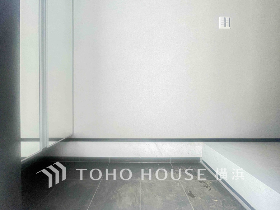 上質感漂う玄関と廊下。居住者の帰り、訪れる方を優しく迎える・安らぎに満ちた生活空間を予感させる。健やかな暮らしを楽しめそう。