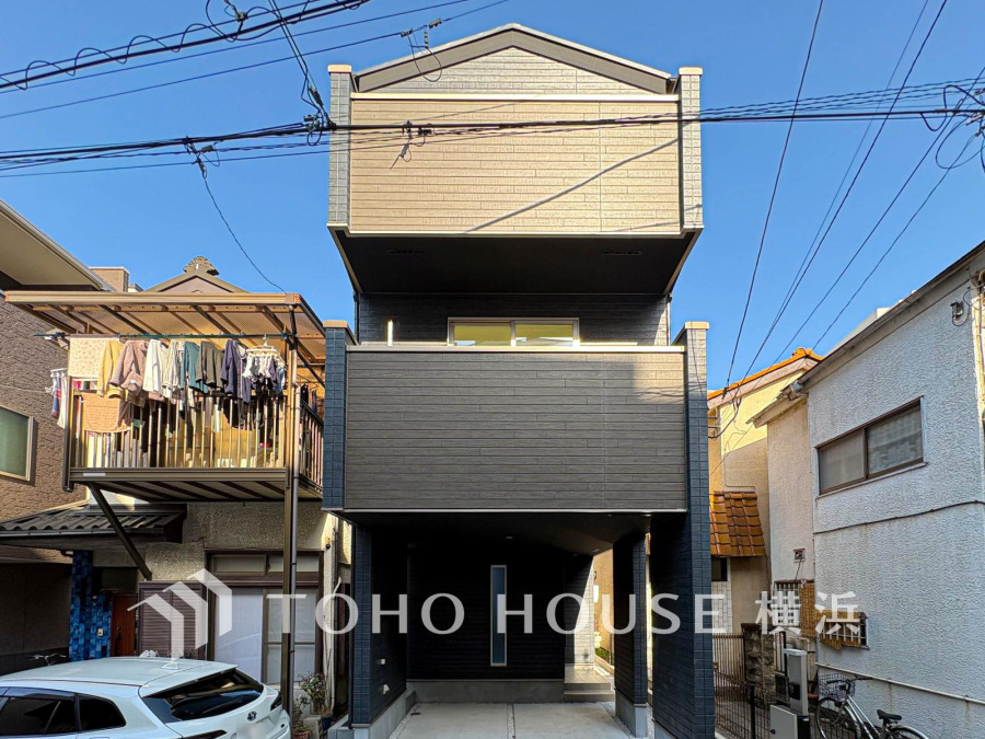 スタイリッシュなデザインの3階建て住宅。駐車スペース付きで利便性の高い都市型住宅です。