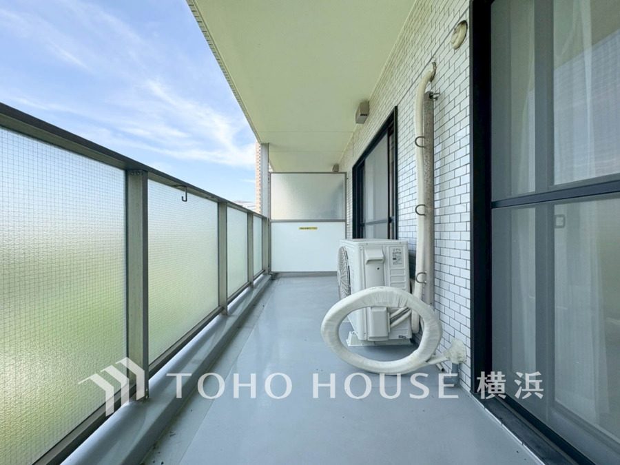 2部屋にまたがる広いバルコニーから、暮らしの中での光と風を演出してくれています。見事なまでの開放的な空間をお楽しみください