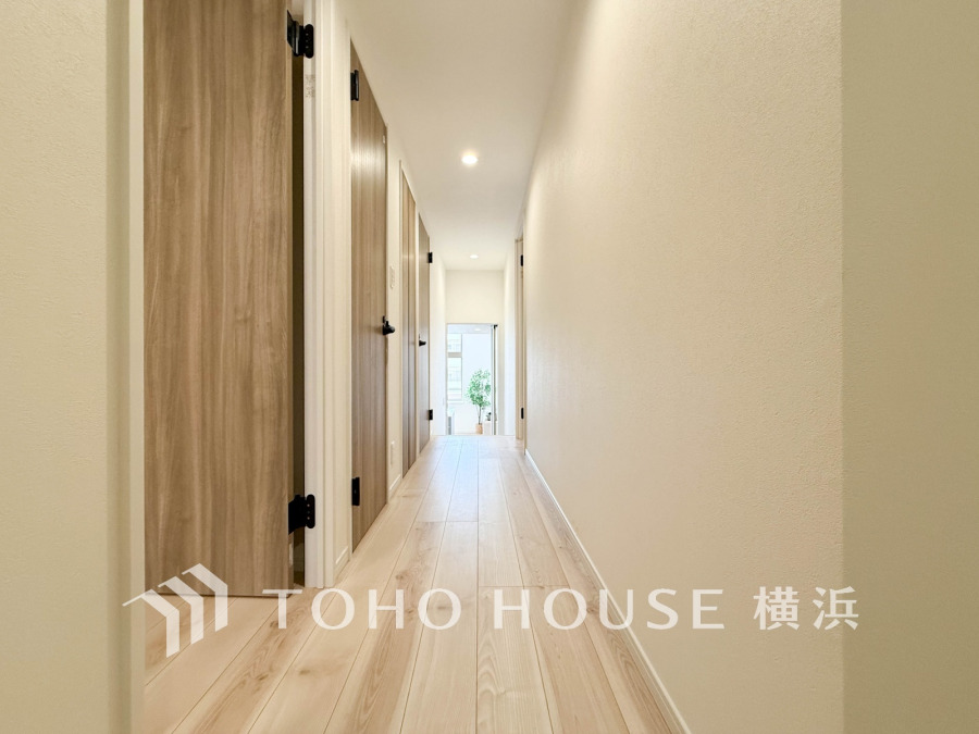 上質感漂う玄関と廊下。居住者の帰り、訪れる方を優しく迎える・安らぎに満ちた生活空間を予感させる。健やかな暮らしを楽しめそう。