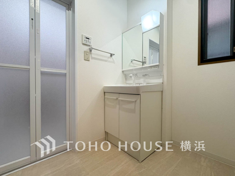 十分な大きさの洗面台は、身だしなみチェックや歯磨きなど、朝の慌ただしい時間でも余裕とゆとりを感じて頂けます。