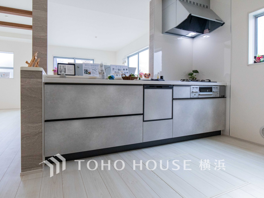 ご家族みんなで調理ができる位のスペースを実現したキッチン空間となっております。みんなで作った料理を召し上がりながらの会話は、どのような物になるのでしょうか。