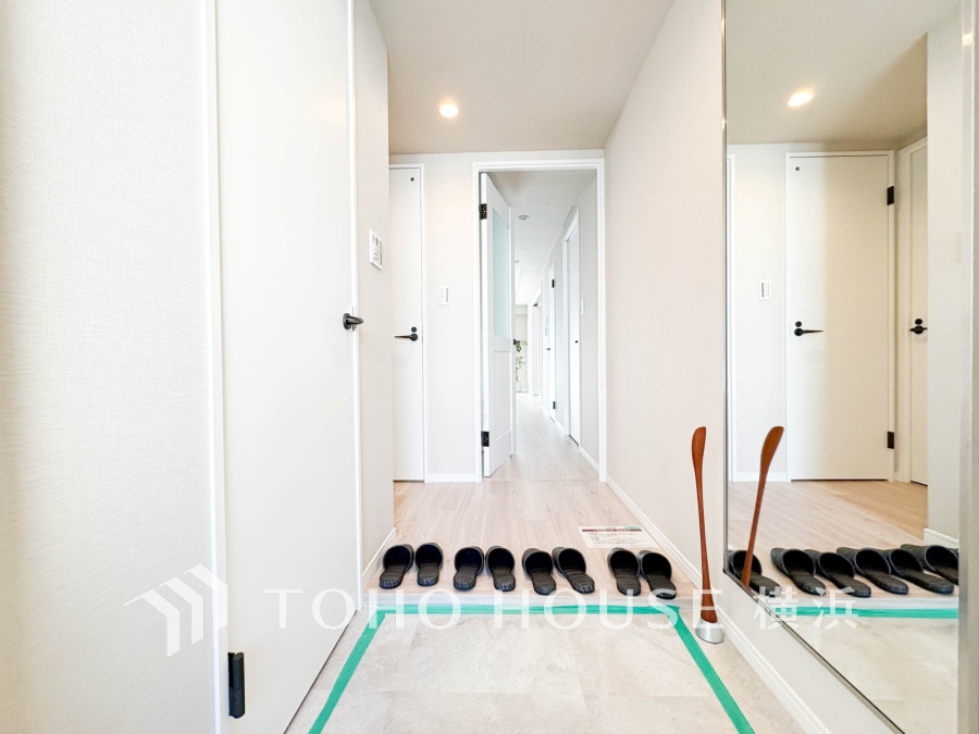 上質感漂う玄関と廊下。居住者の帰り、訪れる方を優しく迎える・安らぎに満ちた生活空間を予感させる。健やかな暮らしを楽しめることでしょう。