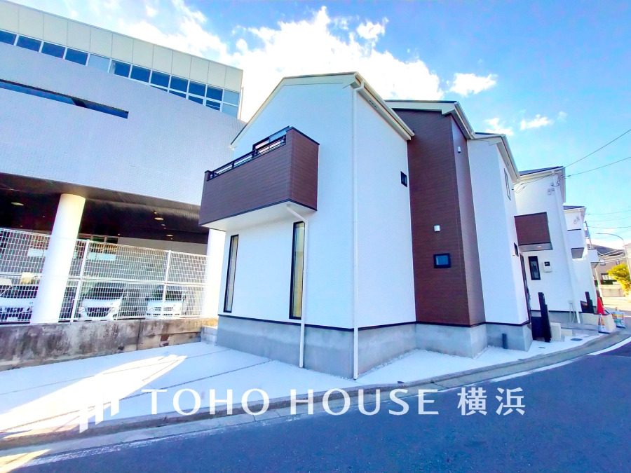 モダンなデザインの新築戸建て。陽当たり良好で閑静な住宅街に位置し、快適な暮らしを実現します。