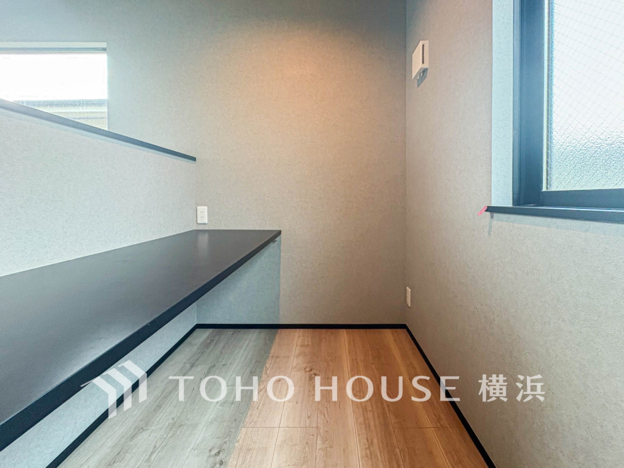 戸建てにおける「DEN（デン）」とは、書斎や趣味を楽しむ小部屋、隠れ家のような空間のことです。個室ほど広くなく、多目的に使える、デッドスペースなどを活かした空間として人気があります。