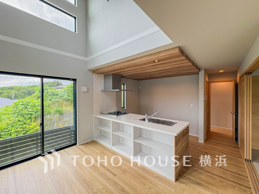 開放的な吹き抜けを採用した明るいリビング。オープンでのびやかな空間を演出しています。
