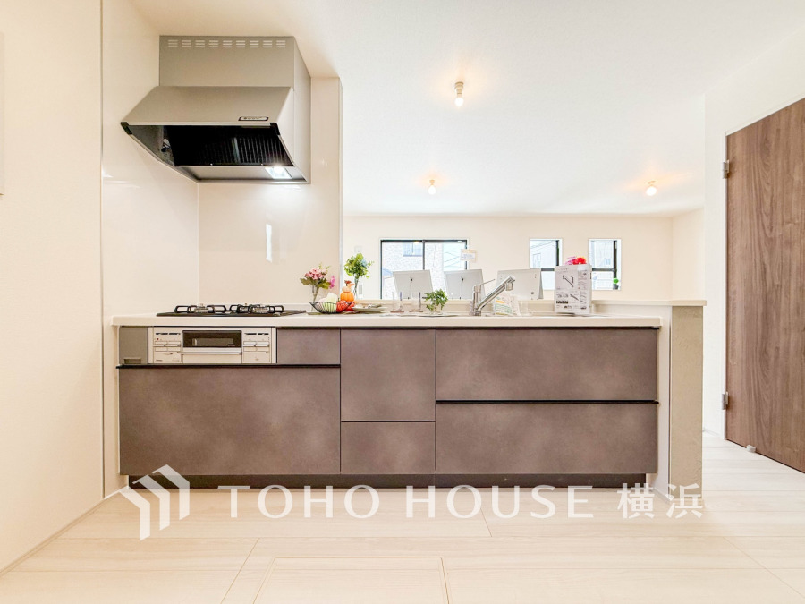 スタイリッシュな対面キッチンを採用。リビングにいるご家族との会話を楽しみながらお料理ができます。
