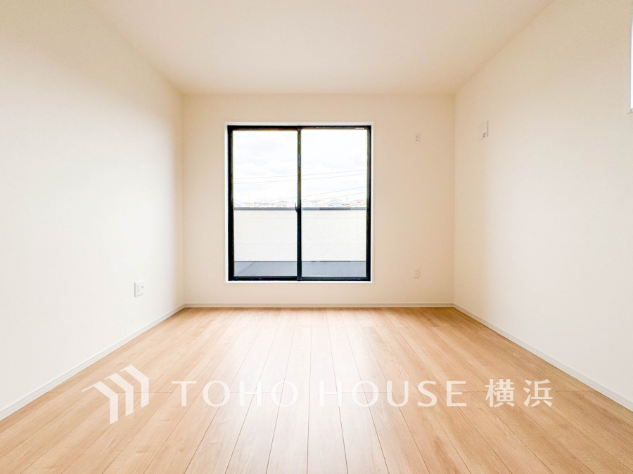 バルコニーに面した明るい洋室。穏やかな陽射しが、ゆったりとした寛ぎの時間を包みます。
