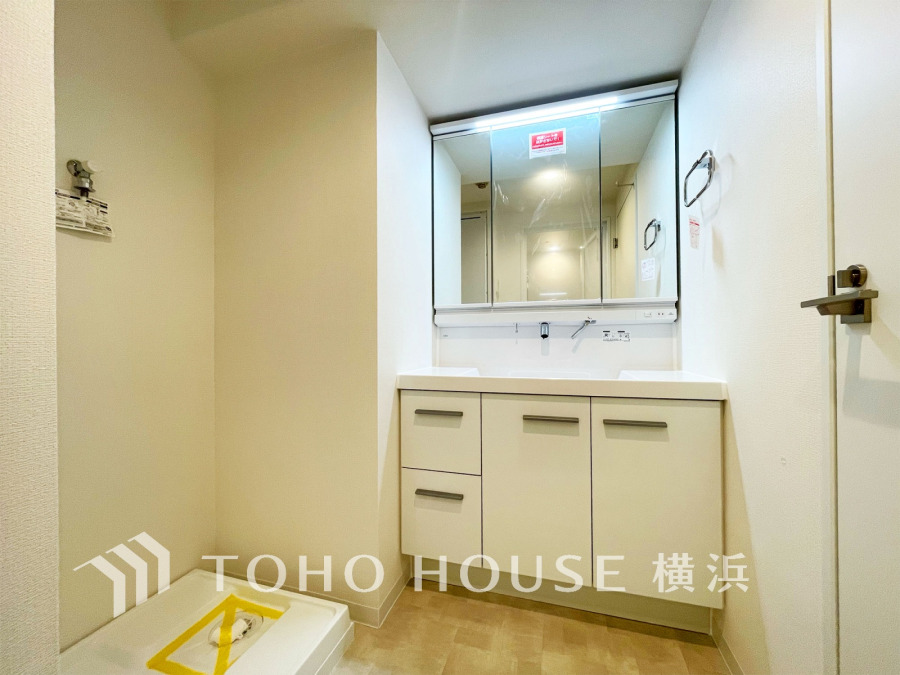 十分な大きさの洗面台は収納もさる事ながら、身だしなみチェックや歯磨きなど、朝の慌ただしい時間でもホテルライクなスペースで余裕とゆとりを感じて頂けます。