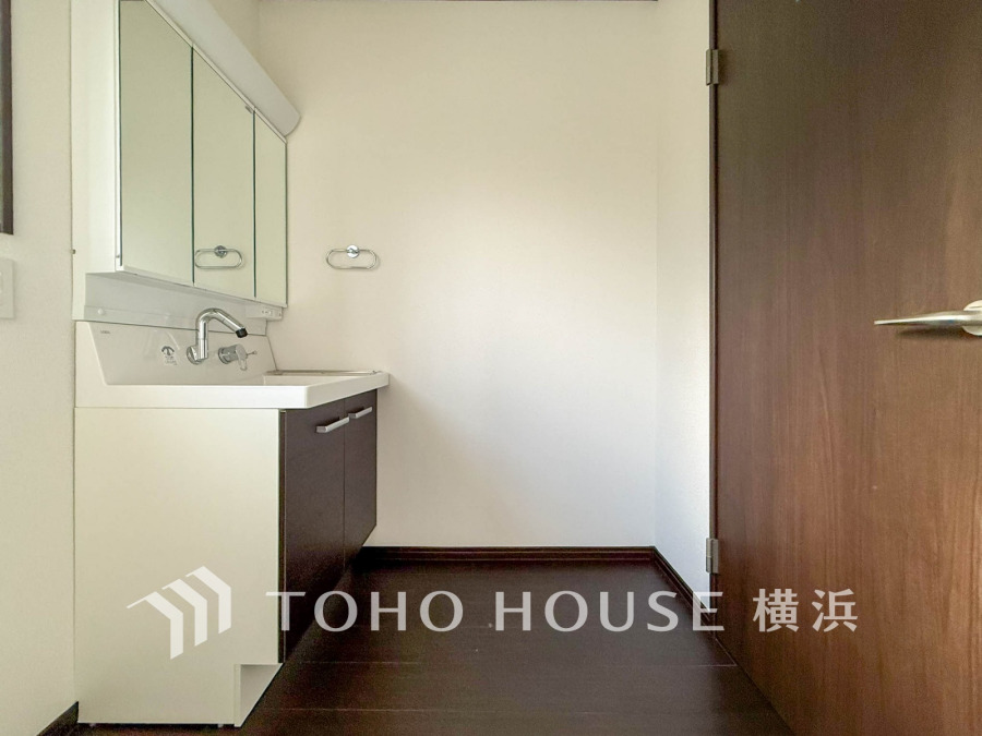 落ち着いた空間を演出するカラーと、ゆったり落ち着いてお使い頂ける広さが魅力のパウダールーム。居室からも独立しており、プライベート空間を保ちます。