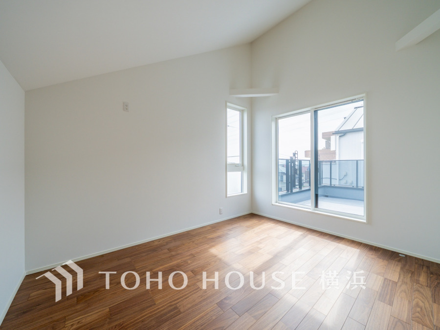 1日の疲れを癒し、心地よく寛げるようゆったりとした広さを確保しています。プライベートタイムをより優雅に穏やかに…。落ち着いた雰囲気を紡ぎます。