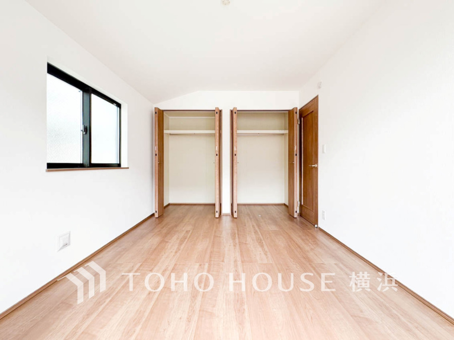 大きな窓からは快適な光を取り入れ、通気性能を上げる事で居心地の良い空間を演出します。多くの時間を過ごす住まいだからこそ、いつも快適な場所であるように心掛けています。