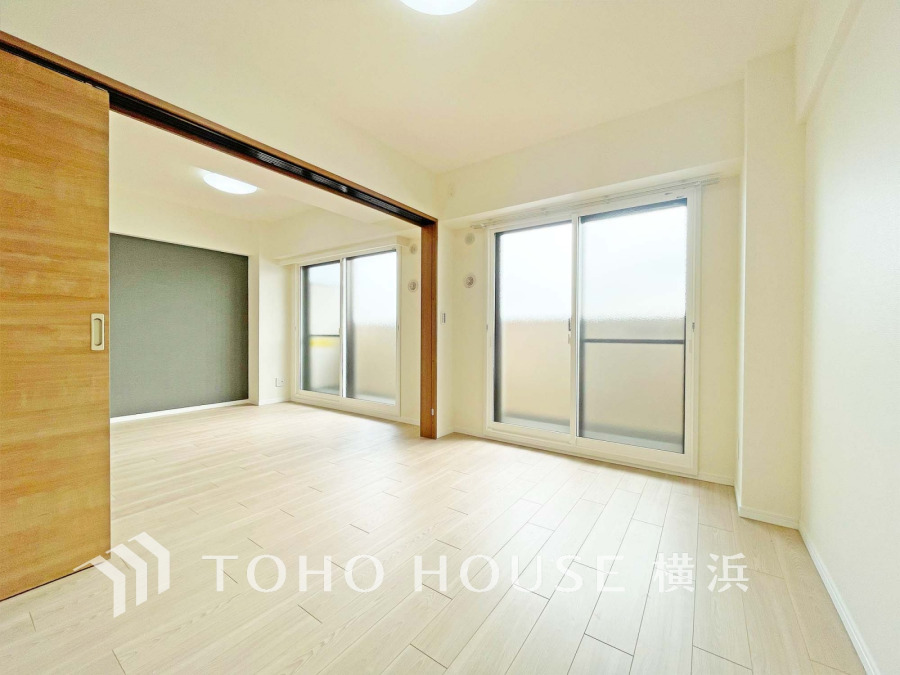 ひとりの時間をゆったり過ごしたり、静かな環境で趣味に打ち込んだり、自分時間を快適に過ごすプライベートルーム。大きな窓で彩られた空間は、心地よい風と伸びやかな眺めを愉しむ特等席に。