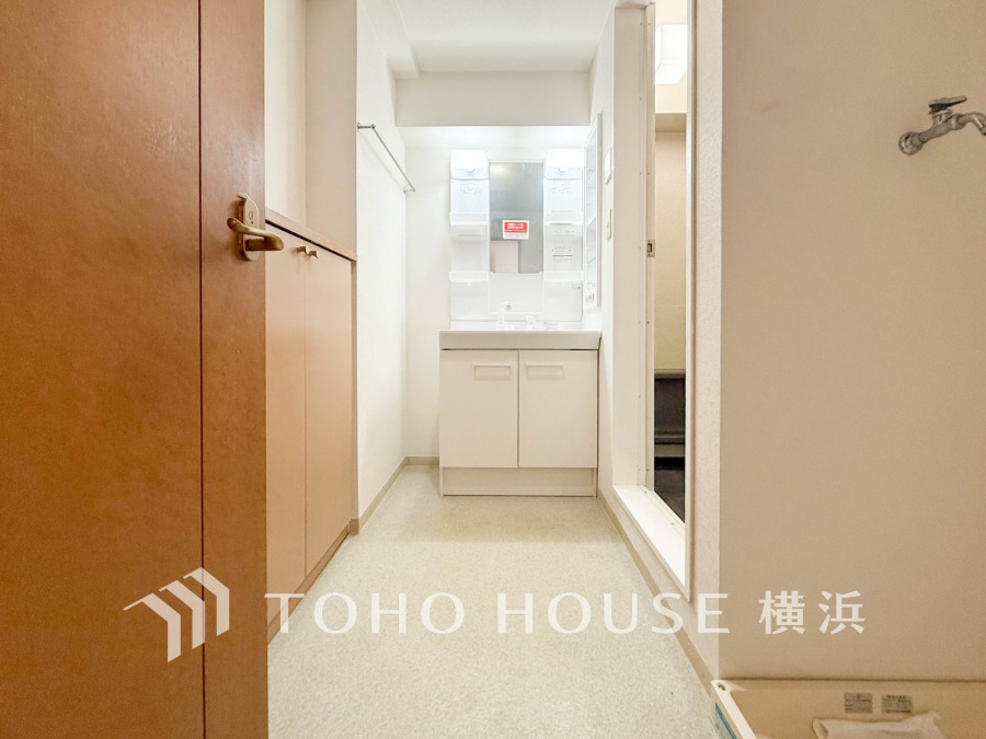 使いやすい機能が備えられた清潔感溢れる洗面空間。収納も充実しています。
