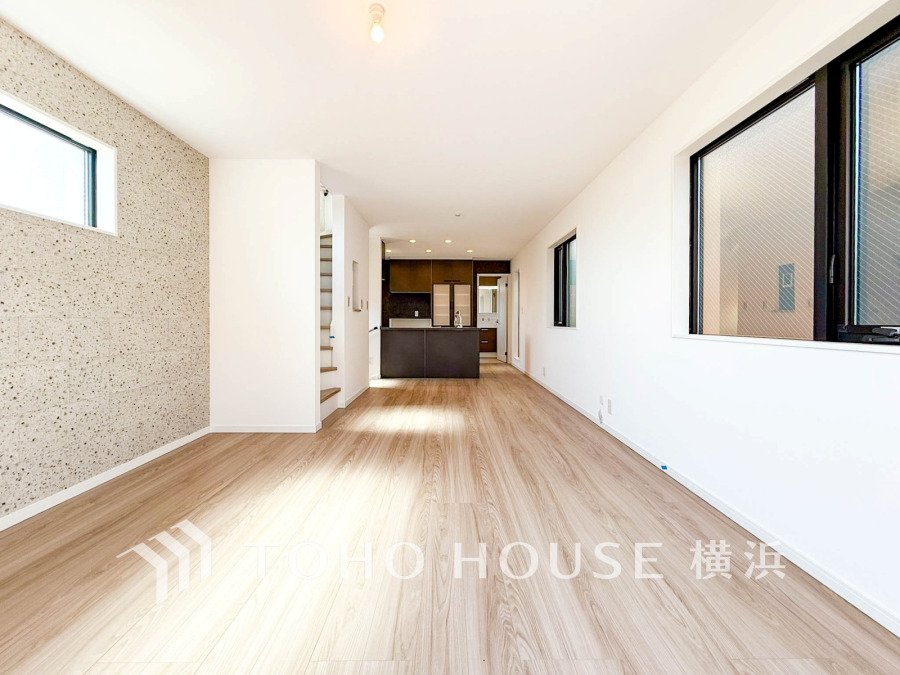 柔らかな色合いのフローリングと清潔感の溢れるクロスが明るい空間を創り出しているリビングダイニング。憩いの場に相応しく、ここで楽しむ家族の時間が絆をより深めてくれそうです。