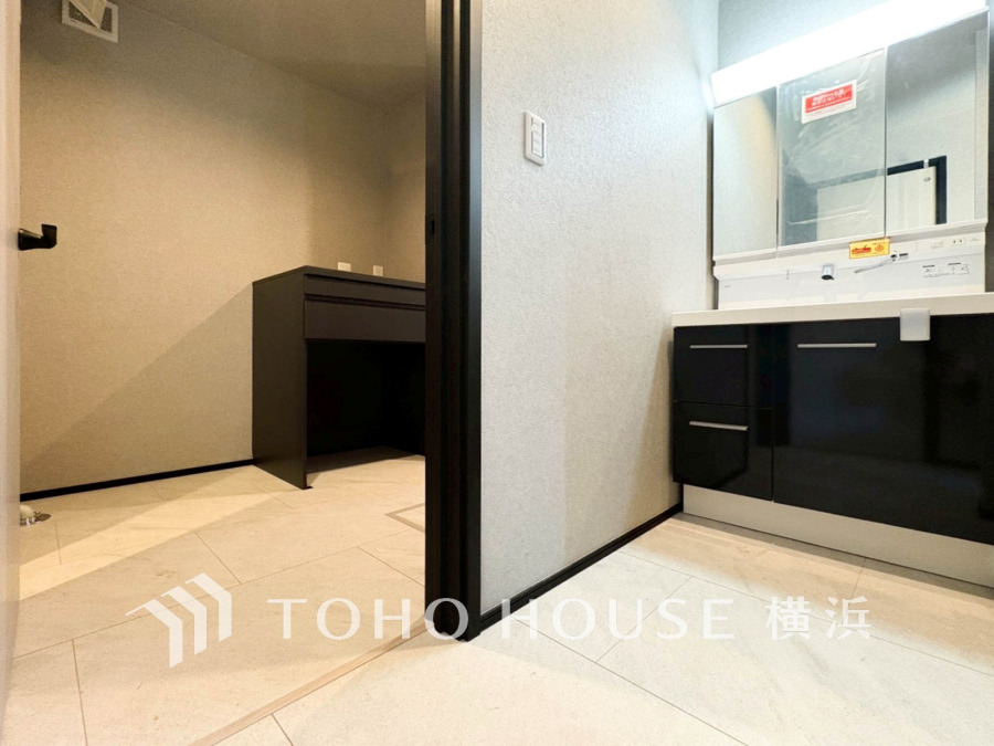 脱衣スペースを含む空間はゆとりの広さを設け、また洗面化粧台の鏡の後ろに収納スペースを設ける事により、散らかりやすい洗面スペースをスッキリ保てます。