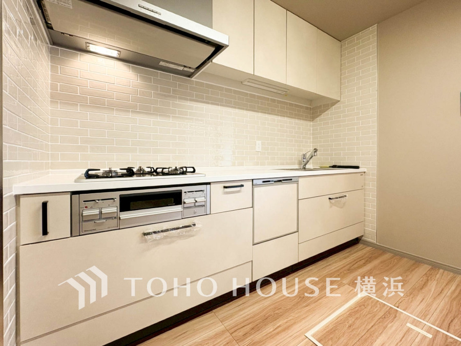 内装の主役でもあり、日常活躍する重要な水回りでもあるからこそ機能性・デザイン性に力を入れております。お手入れのしやすいシステムキッチンを採用しております。