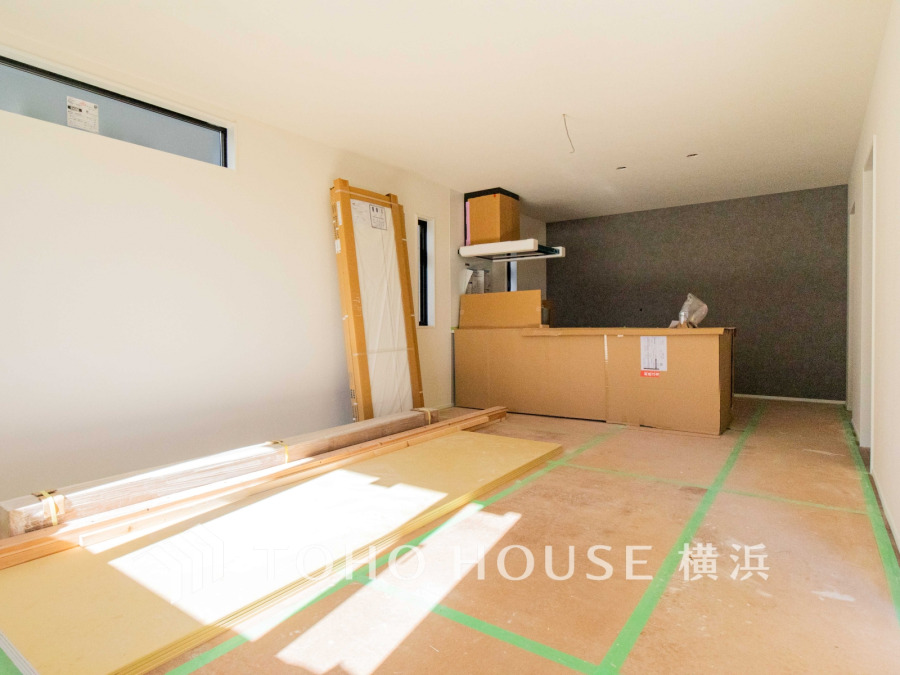 陽光差し込むリビングはこれからの仕上げを待つ新築物件。広々とした空間が魅力です。【2026年1月撮影】
