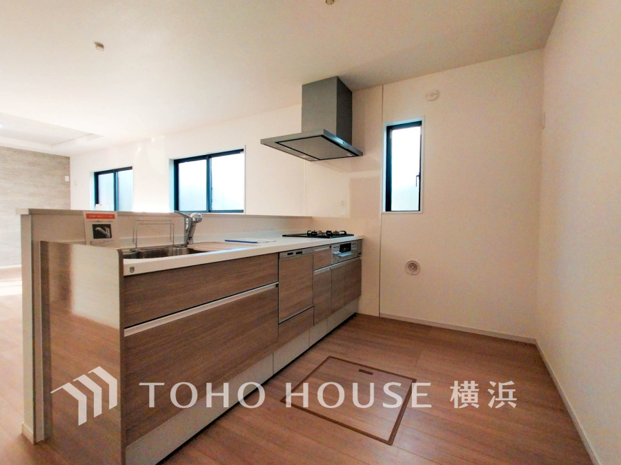 スタイリッシュな対面キッチンを採用。リビングが見渡せるので、お子様を安心して遊ばせながら家事ができ、リビング学習をするお子様にも声がかけやすい自然な距離感。 