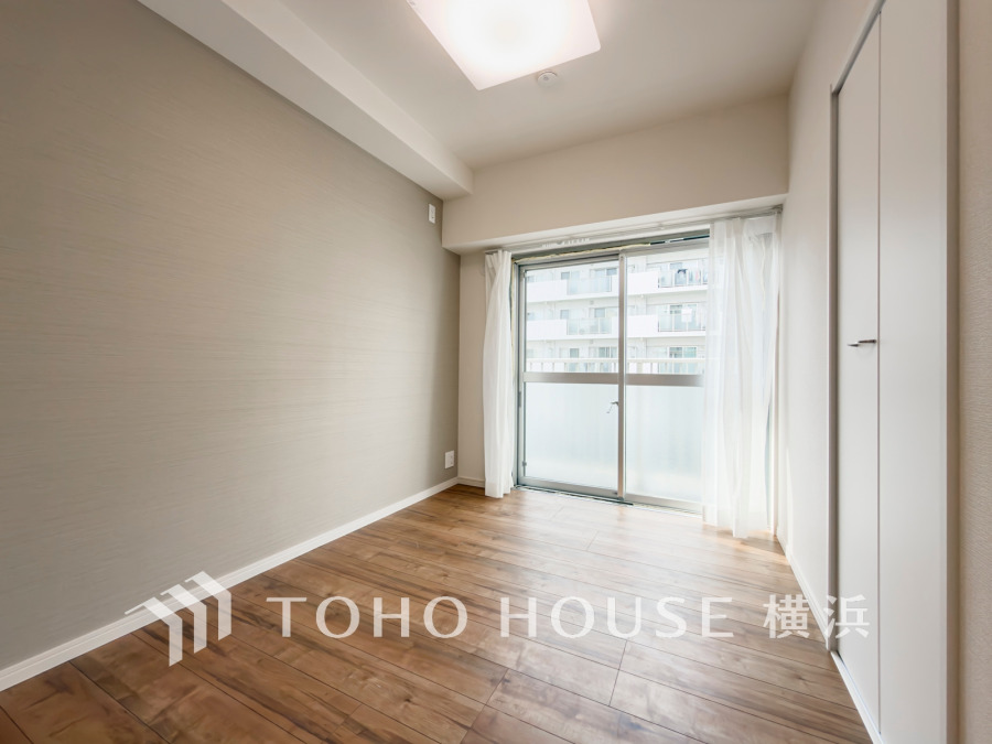 バルコニーに面した明るい洋室。穏やかな陽射しが、ゆったりとした寛ぎの時間を包みます。
