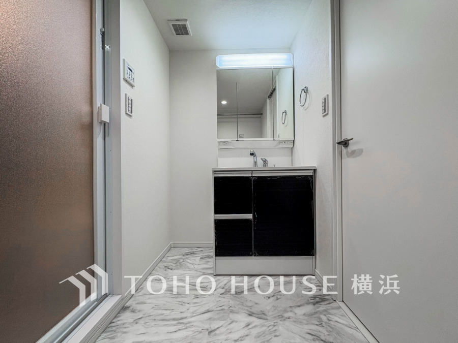 清潔感あふれる洗面室は大理石調の床で高級感を演出。収納力もあり使い勝手に優れています。