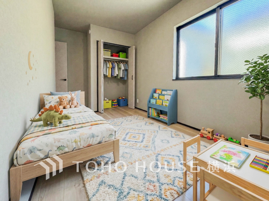 ライフスタイルに合わせて使える、自由な空間。環境の良い場所にセンス良く暮らしたい、こだわりの室内には至福のシーンが繰り広げられます。（家具・装飾品はAI加工です）