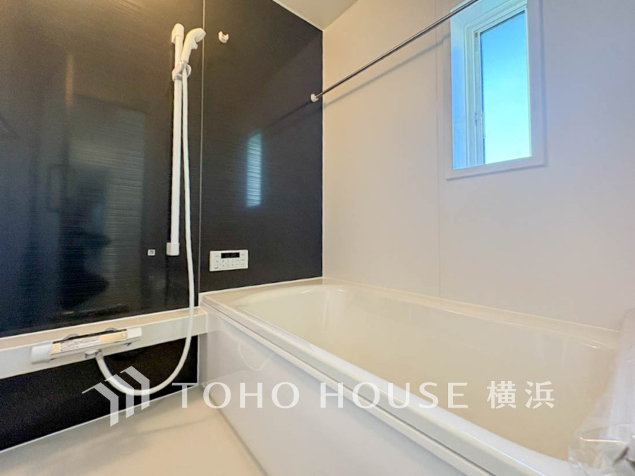 清潔感あふれる浴室は、窓から自然光が入り換気も良好。シンプルで使いやすいデザインです。