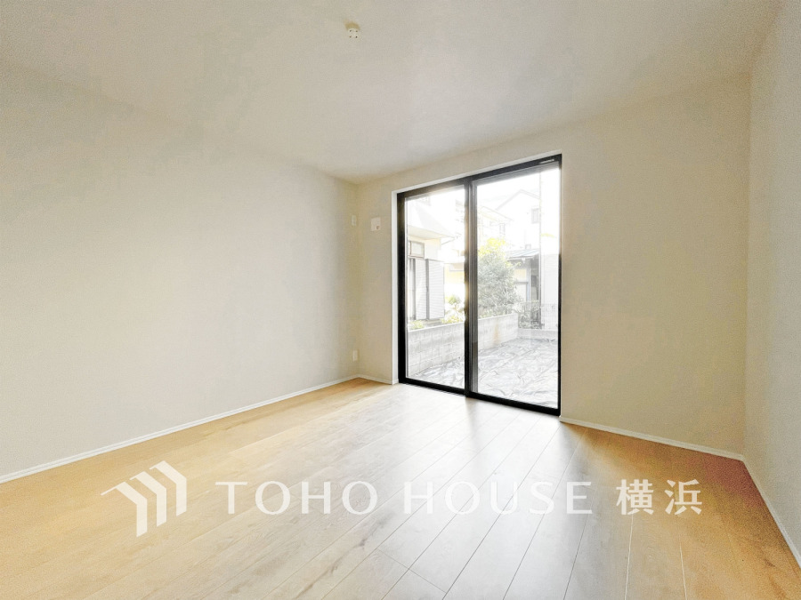 お庭の見える1階の洋室はゆったり6.5帖の空間です。