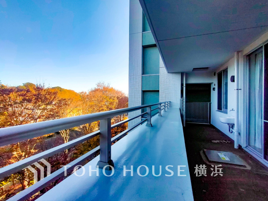 開放感あふれる広々バルコニー。四季折々の自然を感じながら、ゆったりとくつろげる空間です。