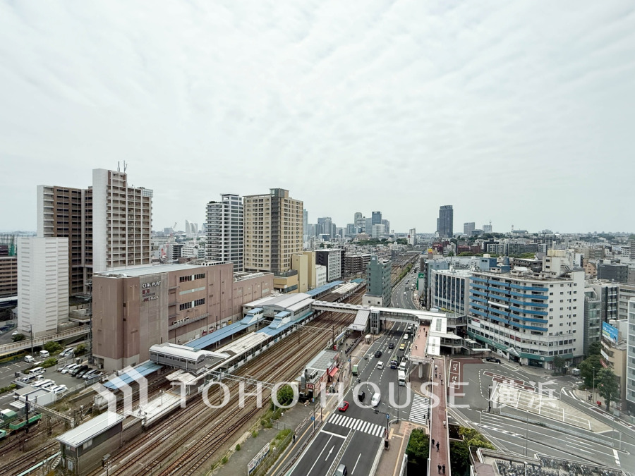 【横浜】の街の風景を広く一望できる魅力の眺望は、開放的でお住まいの価値の一つでもあります。朝も昼も夜も異なった表情を見せる街の風景は、心豊かな毎日を彩ってくれることでしょう。