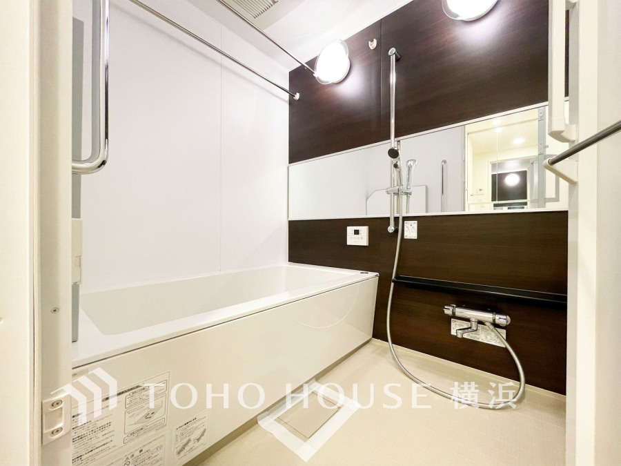 ◆質感が奏でる時間◆心落ち着く時間へ導くシックなカラーのパネルと流麗なデザインの高級感を感じる浴室。疲れを癒す場所だからこそ、心も体もオフになる時間を。